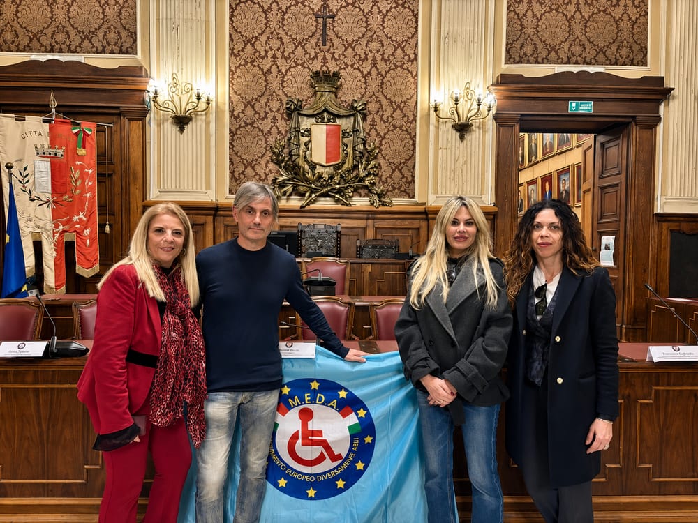 Rappresentanti dell'associazione in una sala consiliare istituzionale